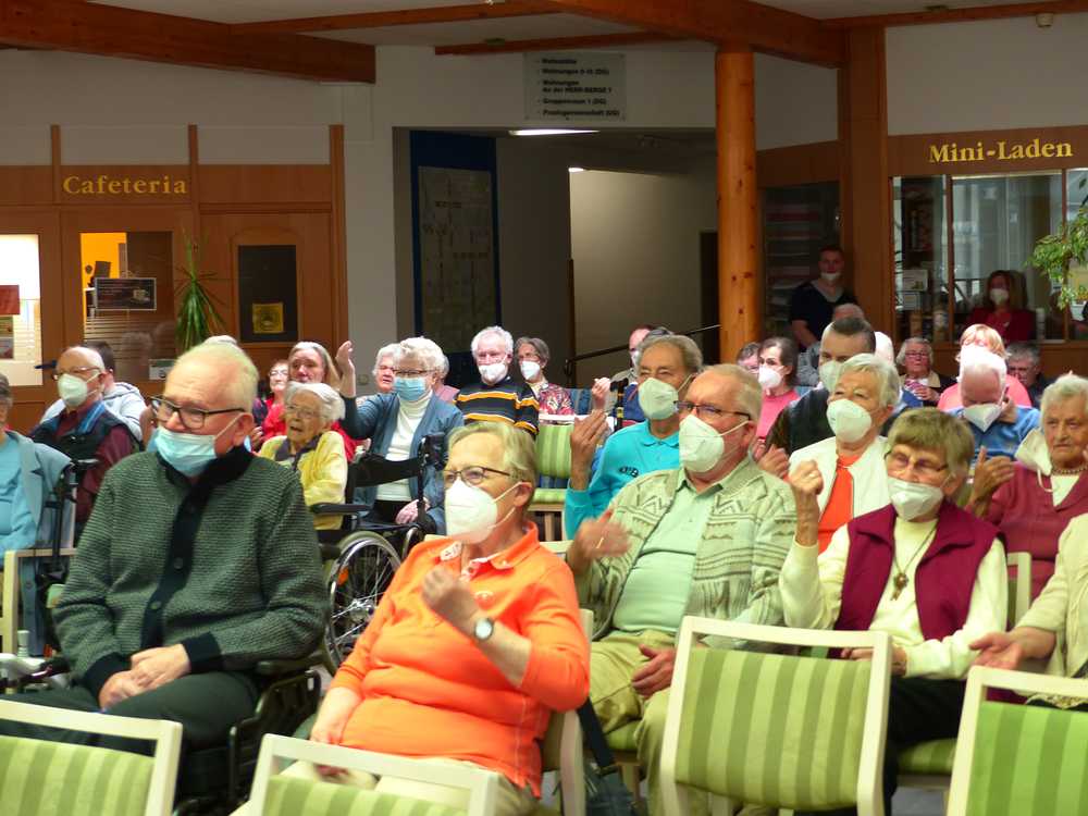 Unsere Bewohner sitzen im Publikum zu einer Veranstaltung im Mehrzweckraum