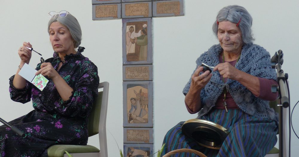 2 als alte Damen verkleidete Frauen führen einen Scatch auf