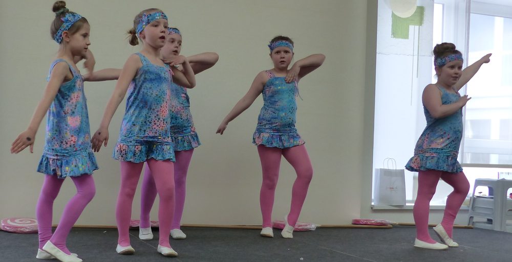 5 Kinder vom Tanzverein treten in der HERR-BERGE auf