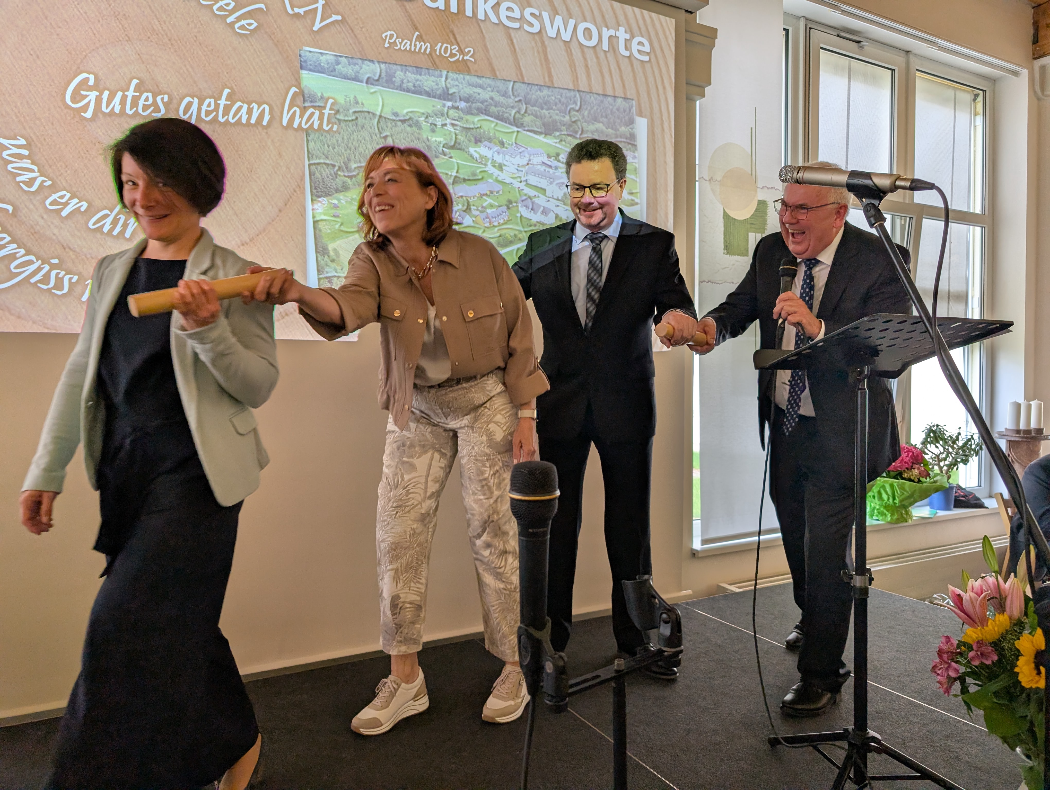 Symbolische Staffelstabübergabe an den neuen Vorstand der HERR-BERGE